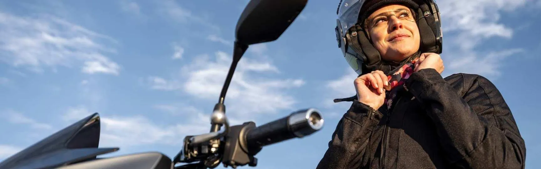 Frau zieht Motorradhelm an